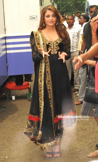 Ravishing Beauty Aishwarya Rai Bold Black Dress-0